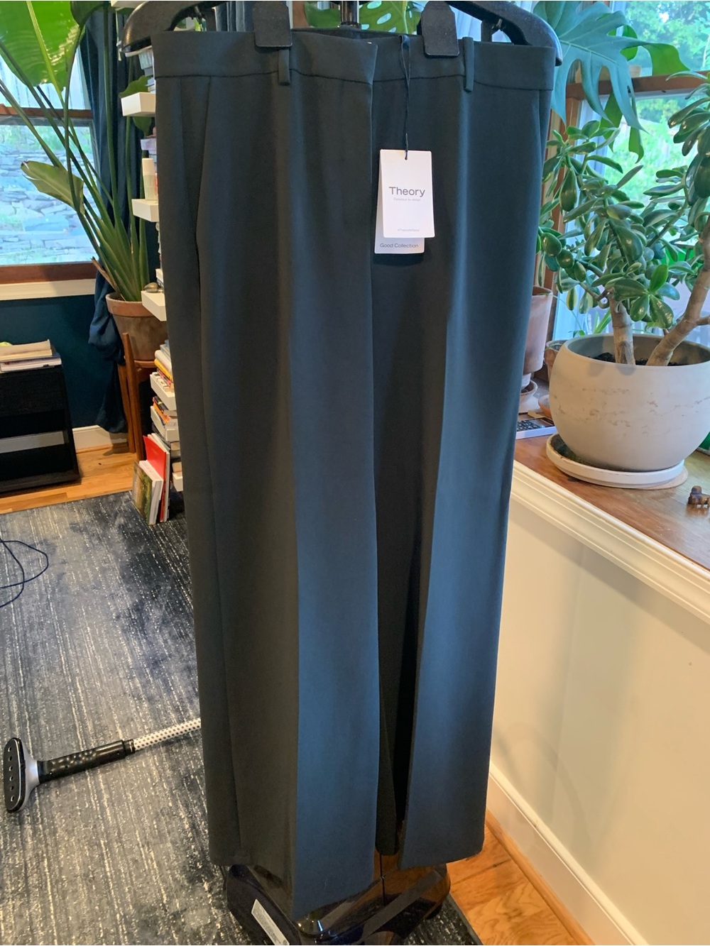 Theory Fluid Flare Pant, 33'' in Admiral Crepe in Rich Green
